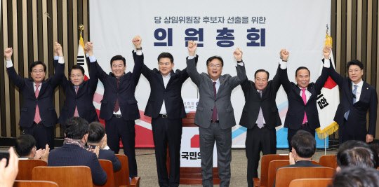 8일 오전 서울 여의도 국회 본관에서 열린 국민의힘 국회 상임위원장 후보자 선출 의원총회에서 정진석 비상대책위원장과 상임위원장 후보들, 당직자들이 기념촬영하고 있다. 왼쪽부터 송언석 원내수석부대표, 성일종 정책위의장, 기재위원장 후보 윤영석 의원, 외통위원장 후보 김태호 의원, 정진석 비상대책위원장, 국방위원장 후보 한기호 의원, 정보위원장 후보 박덕흠 의원, 행안위원장 후보 장제원 의원.<연합뉴스>